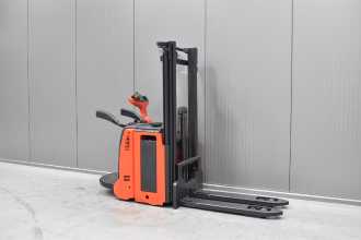 Used Forklift Truck LINDE D 12 AP /58856/ ELEKTRO HOCHHUBKOMMISSIONIERER (13071848) backdrop