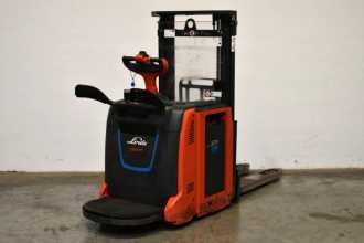 Used Forklift Truck LINDE D 14 ION 133-01 ELEKTRO HOCHHUBWAGENFAHRERSTAND (13041713) backdrop