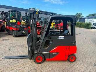 Used Forklift Truck LINDE E 16 P ELEKTRO VIERRADFRONTSTAPLER (13059158) backdrop