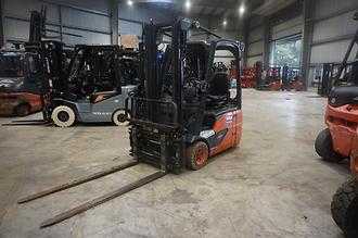 Used Forklift Truck LINDE E 16C-02 - 7.329 Stunden ELEKTRO DREIRADFRONTSTAPLER (13070977) backdrop