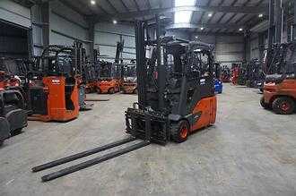 Used Forklift Truck LINDE E 20L-02 - 2023er Batterie ELEKTRO DREIRADFRONTSTAPLER (13076184) backdrop