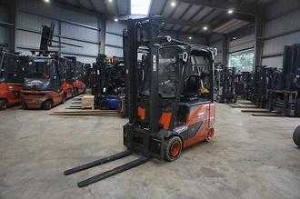 Used Forklift Truck LINDE E 20PH-02 - 2019er - Li-Ionen ELEKTRO VIERRADFRONTSTAPLER (13073106) backdrop