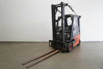Used Forklift Truck LINDE E 25 387 ELEKTRO VIERRADFRONTSTAPLER (12836984) backdrop