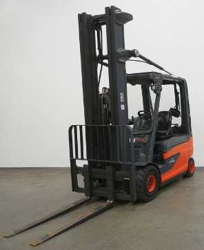 Used Forklift Truck LINDE E 25 L 387 ELEKTRO VIERRADFRONTSTAPLER (12837694) backdrop