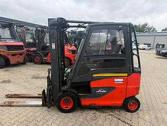 Used Forklift Truck LINDE E 30 -01 /600 ELEKTRO VIERRADFRONTSTAPLER (13065873) backdrop