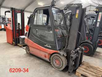 Used Forklift Truck LINDE E 30 02 ELEKTRO VIERRADFRONTSTAPLER (13064915) backdrop