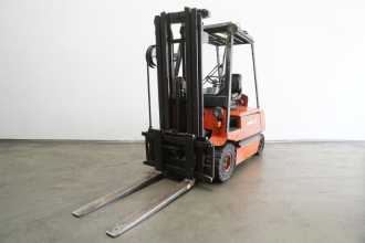 Used Forklift Truck LINDE E 30 P 325 ELEKTRO VIERRADFRONTSTAPLER (13068121) backdrop