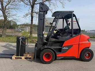 Used Forklift Truck LINDE E 70-01 ELEKTRO VIERRADFRONTSTAPLER (13039047) backdrop
