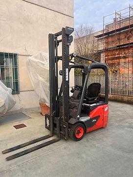 Used Forklift Truck LINDE E12-02 ELEKTRO DREIRADFRONTSTAPLER (13005947) backdrop