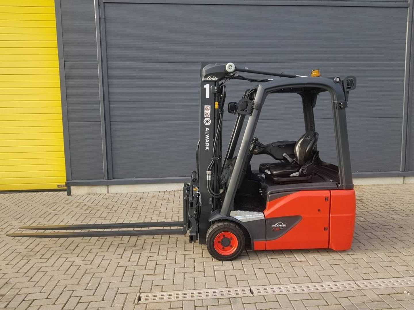 Used Forklift Truck LINDE E16C ELEKTRO DREIRADFRONTSTAPLER (12990725)