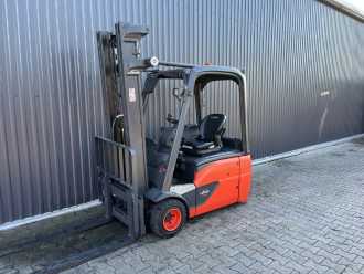 Used Forklift Truck LINDE E18-02 GAS VIERRADFRONTSTAPLER (13075960) backdrop