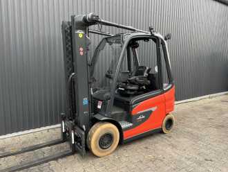 Used Forklift Truck LINDE E25-01 ELEKTRO VIERRADFRONTSTAPLER (13066297) backdrop