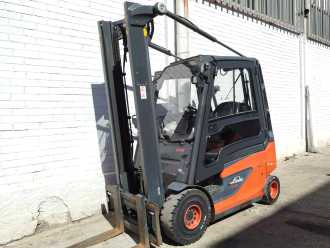 Used Forklift Truck LINDE E25-01 EVO ELEKTRO VIERRADFRONTSTAPLER (13061378) backdrop