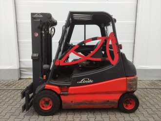 Used Forklift Truck LINDE E25/03-336 ELEKTRO VIERRADFRONTSTAPLER (13073836) backdrop