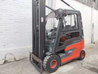 Used Forklift Truck LINDE E25 ELEKTRO VIERRADFRONTSTAPLER (13016844) backdrop