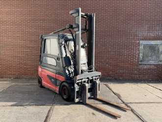 Used Forklift Truck LINDE E25L-01 ELEKTRO VIERRADFRONTSTAPLER (13072016) backdrop