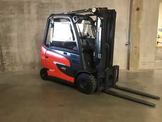 Used Forklift Truck LINDE E30/600HL ELEKTRO VIERRADFRONTSTAPLER (13063156) backdrop