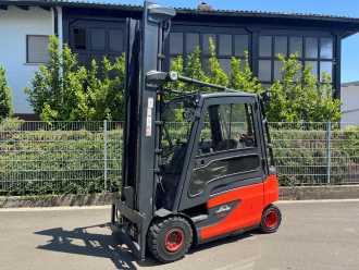 Used Forklift Truck LINDE E30 ELEKTRO VIERRADFRONTSTAPLER (13055870) backdrop