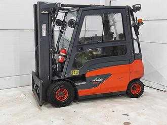 Used Forklift Truck LINDE E30L-01 Pågående renoveirng  ELEKTRO VIERRADFRONTSTAPLER (12997707) backdrop