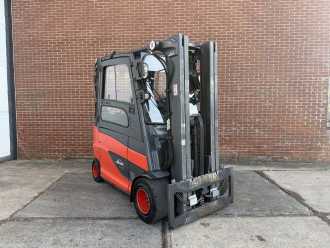 Used Forklift Truck LINDE E35HL-01 ELEKTRO VIERRADFRONTSTAPLER (13071747) backdrop