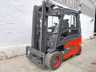 Used Forklift Truck LINDE E40/600 ELEKTRO VIERRADFRONTSTAPLER (13067395) backdrop