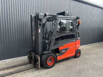 Used Forklift Truck LINDE E45HL-01 ELEKTRO VIERRADFRONTSTAPLER (13065397) backdrop
