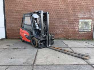 Used Forklift Truck LINDE E50HL-01/600 ELEKTRO VIERRADFRONTSTAPLER (13025596) backdrop