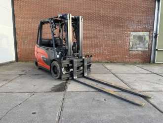 Used Forklift Truck LINDE E50HL-01 ELEKTRO VIERRADFRONTSTAPLER (13023650) backdrop