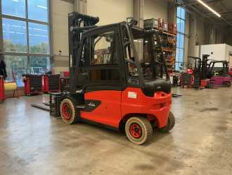 Used Forklift Truck LINDE E50HL ELEKTRO VIERRADFRONTSTAPLER (13028224) backdrop