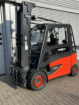 Used Forklift Truck LINDE E50HL ELEKTRO VIERRADFRONTSTAPLER (13043770) backdrop