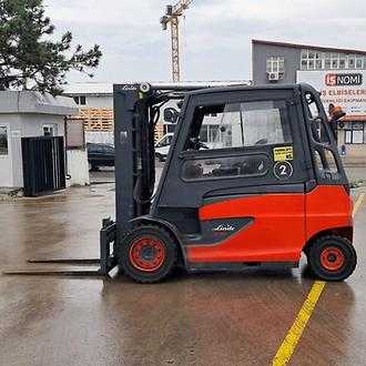 Used Forklift Truck LINDE E50L-388 ELEKTRO VIERRADFRONTSTAPLER (13006427) backdrop