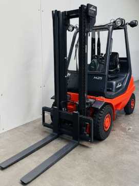 Used Forklift Truck LINDE H 25 D-03 original 2126h DIESEL VIERRADFRONTSTAPLER (13073428) backdrop