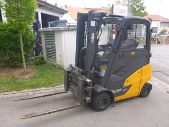 Used Forklift Truck LINDE H18D DIESEL VIERRADFRONTSTAPLER (13040945) backdrop