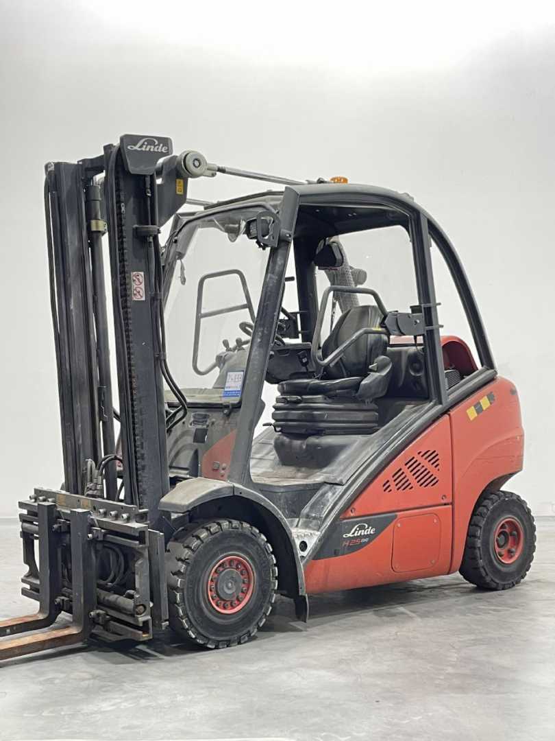 Used Forklift Truck LINDE H25T-02-392 GAS VIERRADFRONTSTAPLER (13049667)