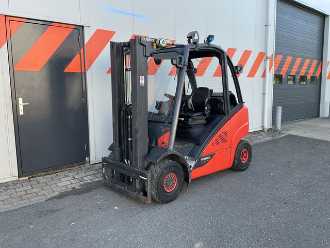 Used Forklift Truck LINDE H25T-02 GAS VIERRADFRONTSTAPLER (13041229) backdrop