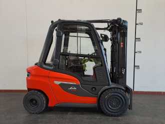 Used Forklift Truck LINDE H30 D: 3,0t (EU5) DIESEL VIERRADFRONTSTAPLER (13041532) backdrop