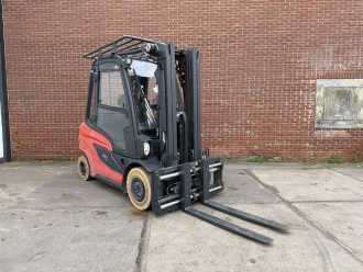 Used Forklift Truck LINDE H30D-01 DIESEL VIERRADFRONTSTAPLER (13032329) backdrop
