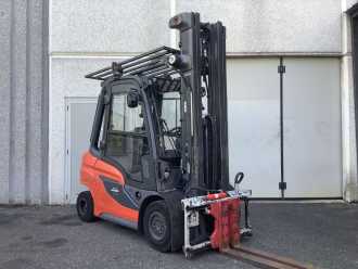 Used Forklift Truck LINDE H30D-01 DIESEL VIERRADFRONTSTAPLER (13058318) backdrop