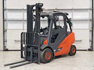 Used Forklift Truck LINDE H30D-02 DIESEL VIERRADFRONTSTAPLER (12814619) backdrop