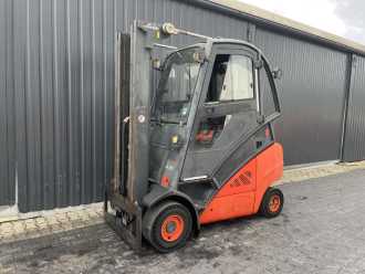 Used Forklift Truck LINDE H30T-01 GAS VIERRADFRONTSTAPLER (13001658) backdrop