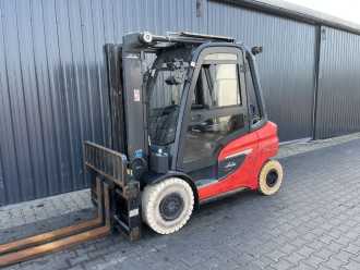 Used Forklift Truck LINDE H30T-01 GAS VIERRADFRONTSTAPLER (13065378) backdrop