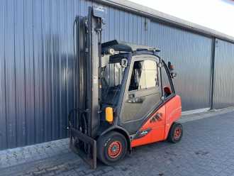Used Forklift Truck LINDE H30T-02 GAS VIERRADFRONTSTAPLER (13038467) backdrop