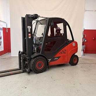 Used Forklift Truck LINDE H35D / UT X00890 DIESEL VIERRADFRONTSTAPLER (13065228) backdrop