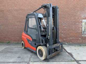 Used Forklift Truck LINDE H35T-01 GAS VIERRADFRONTSTAPLER (13055392) backdrop