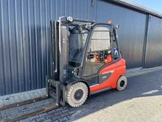 Used Forklift Truck LINDE H35T-01 GAS VIERRADFRONTSTAPLER (13067847) backdrop