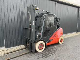 Used Forklift Truck LINDE H35T-02 GAS VIERRADFRONTSTAPLER (13069058) backdrop