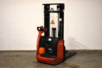 Used Forklift Truck LINDE L 12 379 ELEKTRO HOCHHUBWAGENDEICHSEL (13025231) backdrop