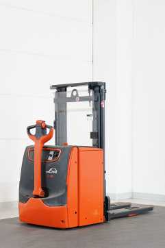 Used Forklift Truck LINDE L 16 I 1173-01 ELEKTRO HOCHHUBWAGENDEICHSEL (13043821) backdrop