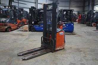 Used Forklift Truck LINDE L 16 - Triplex - 4.266mm Hubhöhe ELEKTRO HOCHHUBWAGENDEICHSEL (13075825) backdrop