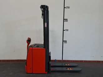 Used Forklift Truck LINDE L 20 ELEKTRO HOCHHUBWAGENFAHRERSTAND (13061701) backdrop